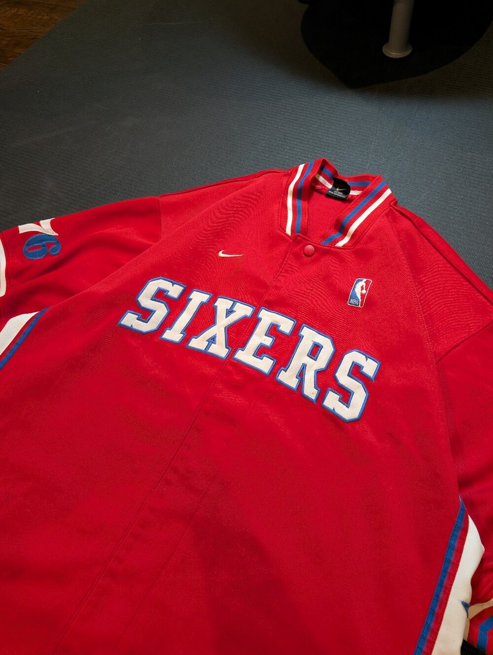 vintage rare 90's-00's Nike Philadelphia 76ers snap front shooting shirt in red